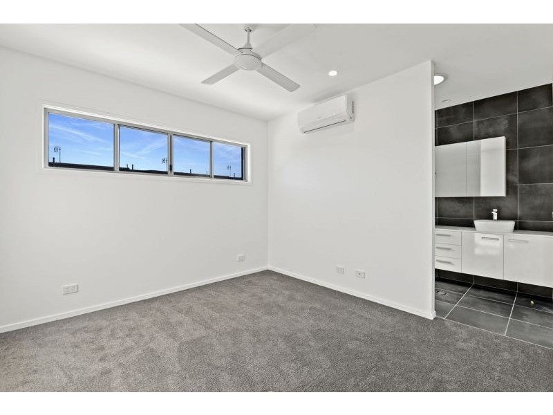 30/1A Regatta Boulevard, Wurtulla QLD 4575