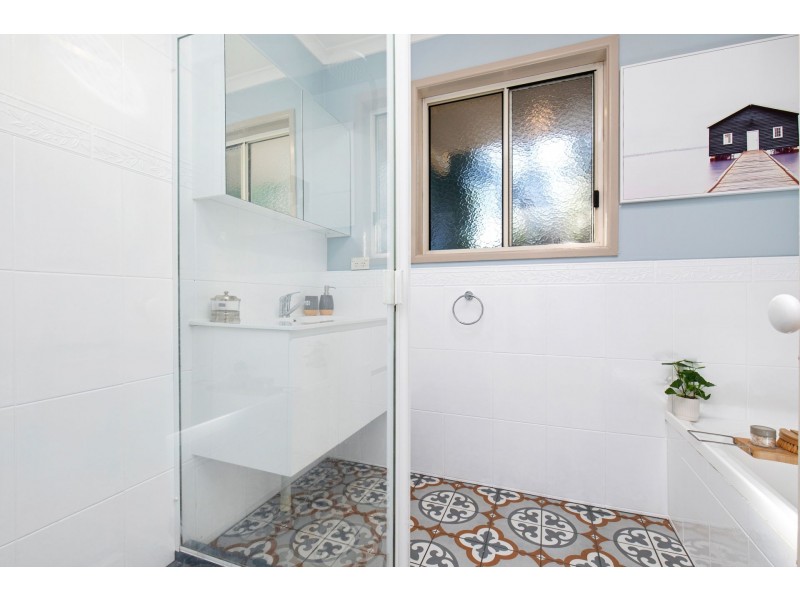 5 Coast Bay Close, Point Vernon QLD 4655