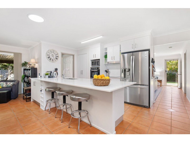 5 Coast Bay Close, Point Vernon QLD 4655