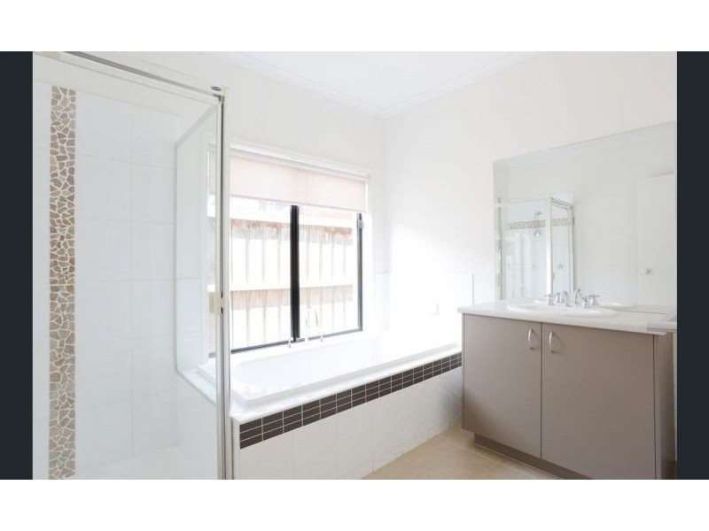 8 Vine Close, Point Cook VIC 3030