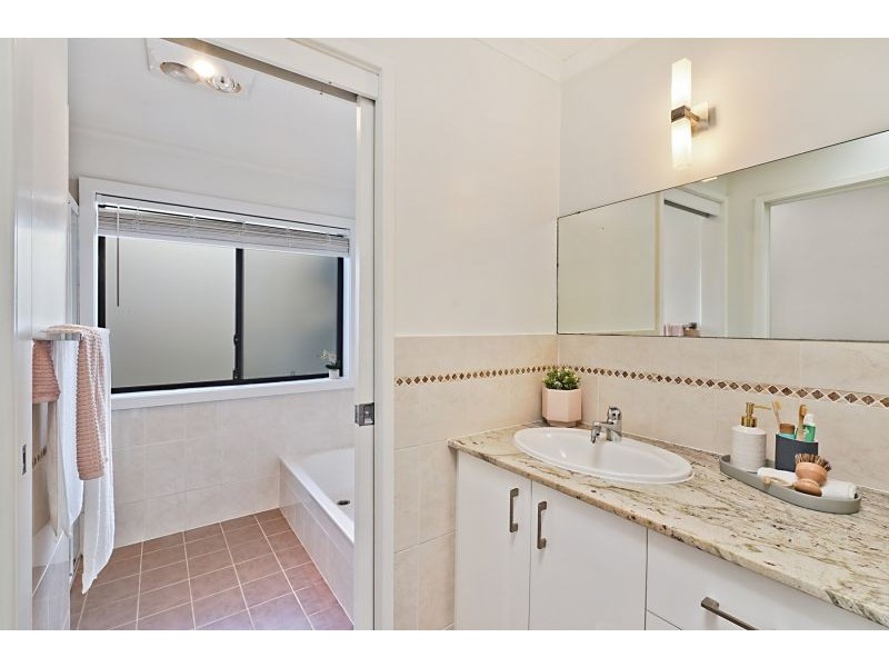 11 Lenaghan Crescent, Eleebana NSW 2282