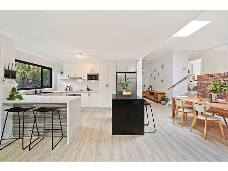 11 Lenaghan Crescent, Eleebana NSW 2282