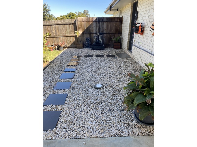 5 Trafalgar crt, Southside QLD 4570