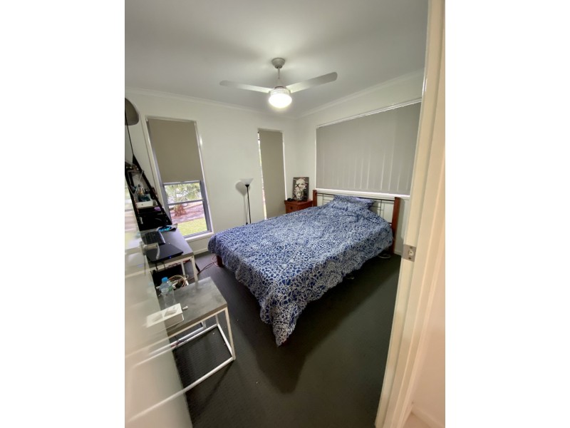 5 Trafalgar crt, Southside QLD 4570