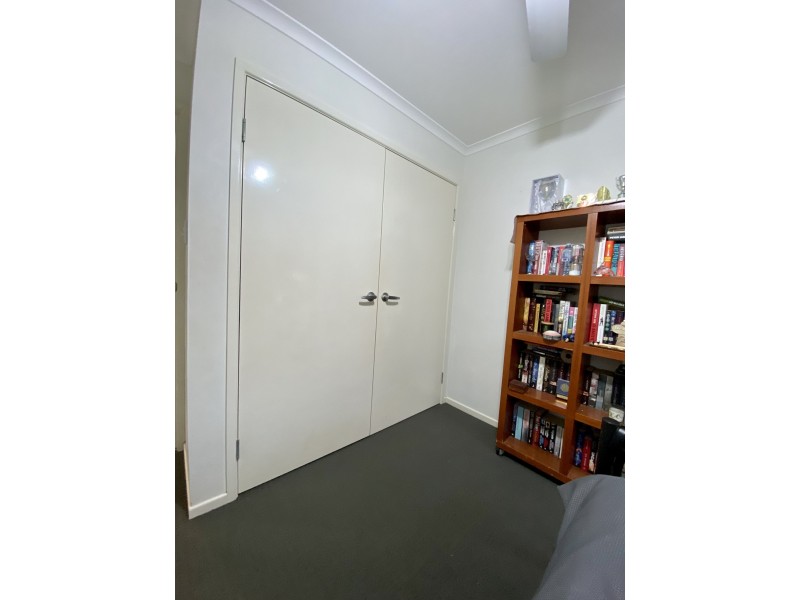 5 Trafalgar crt, Southside QLD 4570