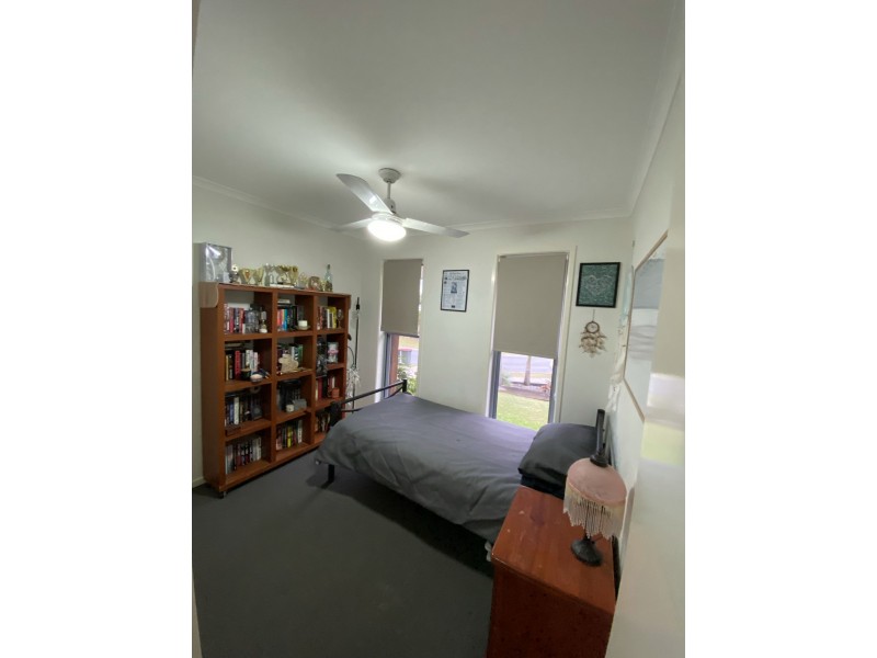 5 Trafalgar crt, Southside QLD 4570