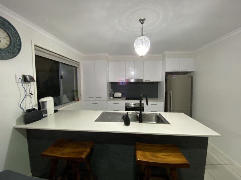 5 Trafalgar crt, Southside QLD 4570