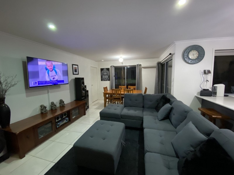 5 Trafalgar crt, Southside QLD 4570