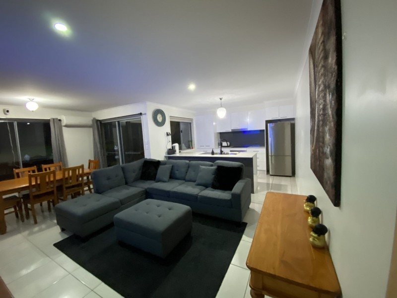 5 Trafalgar crt, Southside QLD 4570