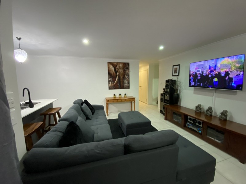 5 Trafalgar crt, Southside QLD 4570