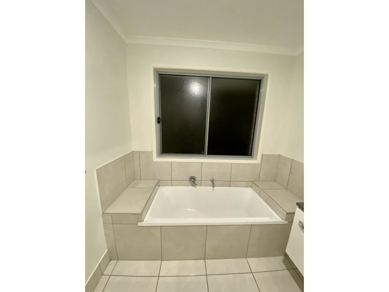 5 Trafalgar crt, Southside QLD 4570