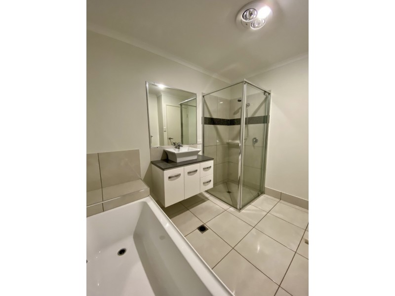 5 Trafalgar crt, Southside QLD 4570