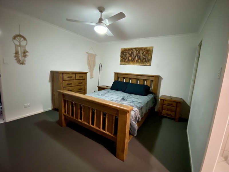 5 Trafalgar crt, Southside QLD 4570