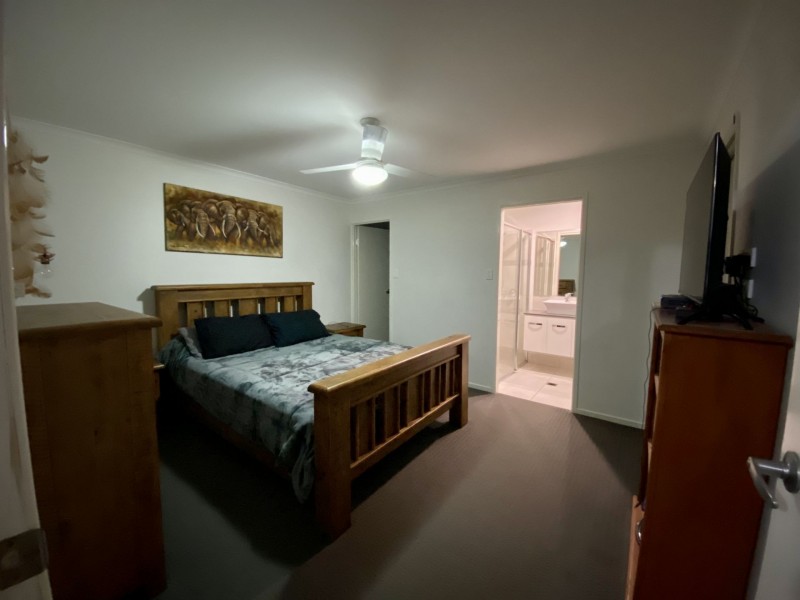 5 Trafalgar crt, Southside QLD 4570