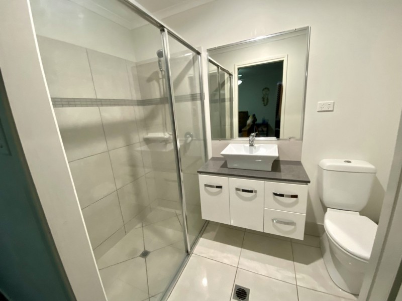 5 Trafalgar crt, Southside QLD 4570