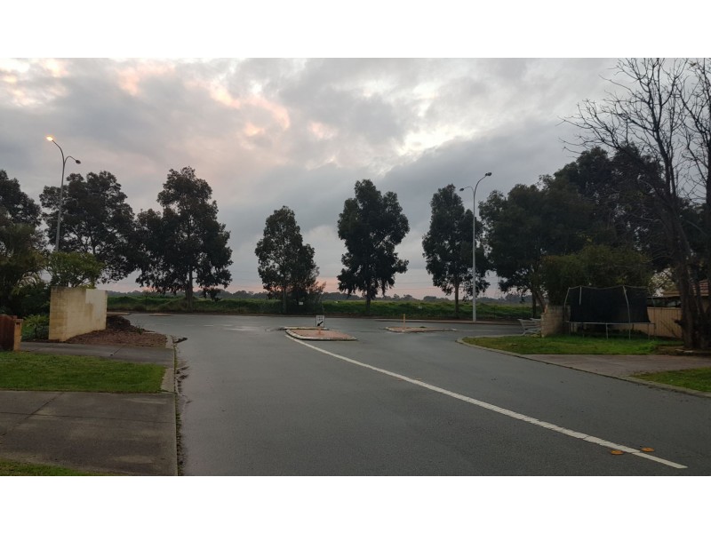 4 Kurrajong Way, Camillo WA 6111