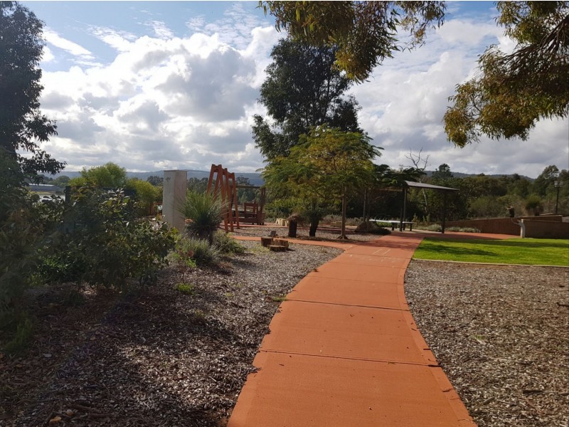 4 Kurrajong Way, Camillo WA 6111