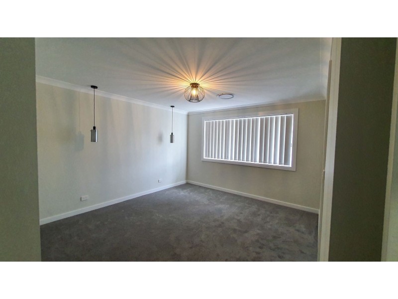 32 Chinnocks Avenue, Campbelltown NSW 2560