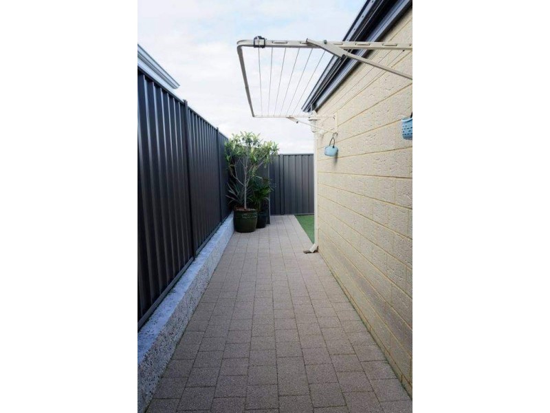 4 Gippsland Way, Banksia Grove WA 6031