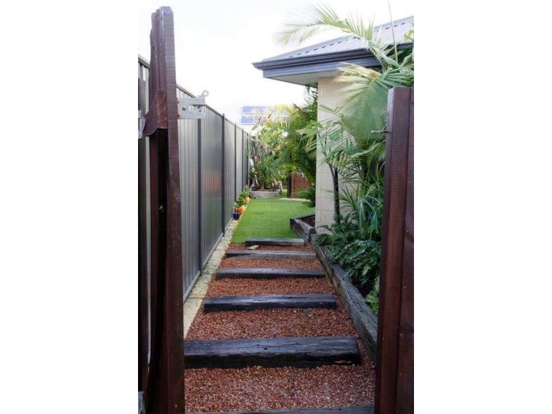 4 Gippsland Way, Banksia Grove WA 6031