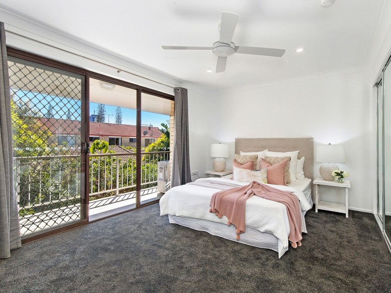 4/9 Angie Court, Mermaid Waters QLD 4218