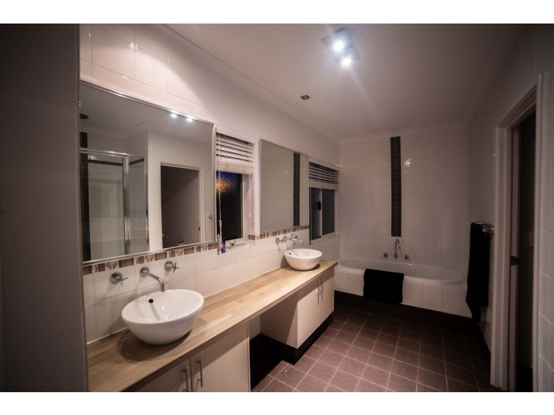 33 Waterlily Drive, Dudley Park WA 6210