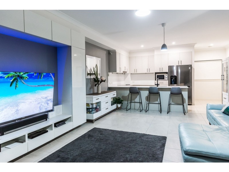 18/1 Mervyn Thomas Drive, Hope Island QLD 4212