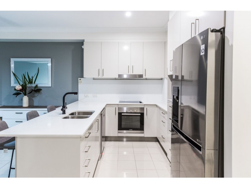 18/1 Mervyn Thomas Drive, Hope Island QLD 4212