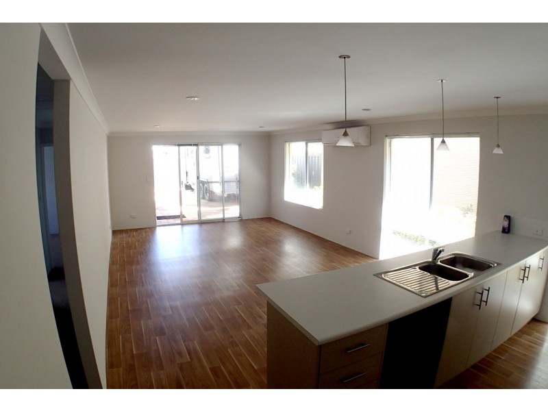 38 Bottlenose Circuit, Waikiki WA 6169
