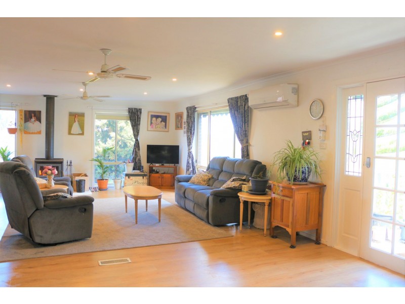 10 Parry Drive, Mooroolbark VIC 3138