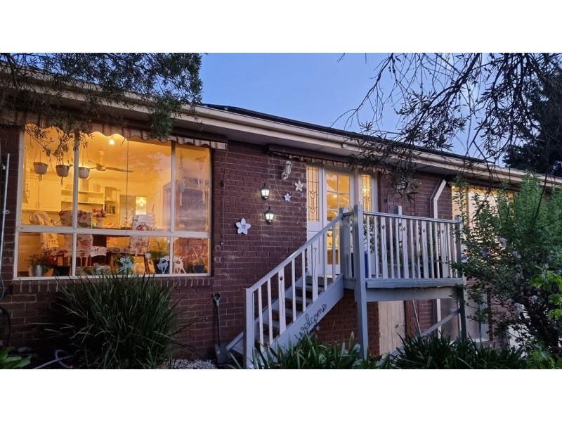 10 Parry Drive, Mooroolbark VIC 3138