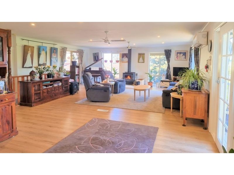 10 Parry Drive, Mooroolbark VIC 3138