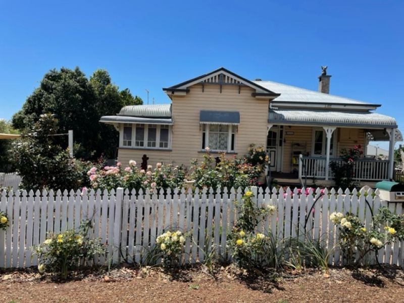 20 Mackenzie Street, Mount Lofty QLD 4350