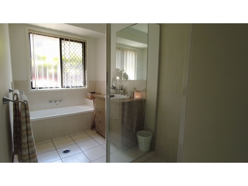 4 Bakers Ridge Dr, Oxenford QLD 4210