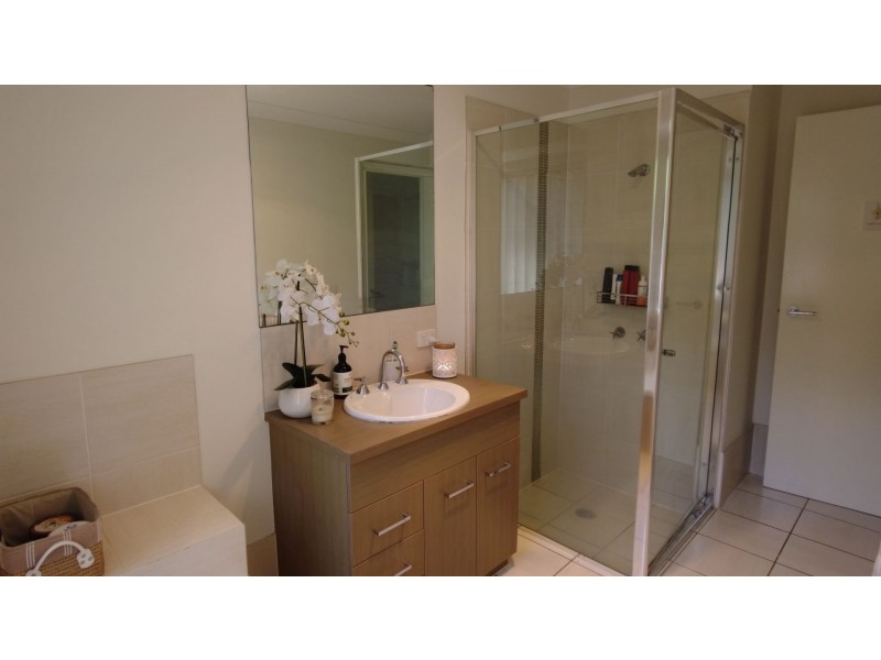 4 Bakers Ridge Dr, Oxenford QLD 4210