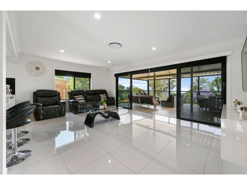 61 Mackenzie Street, Mount Lofty QLD 4350