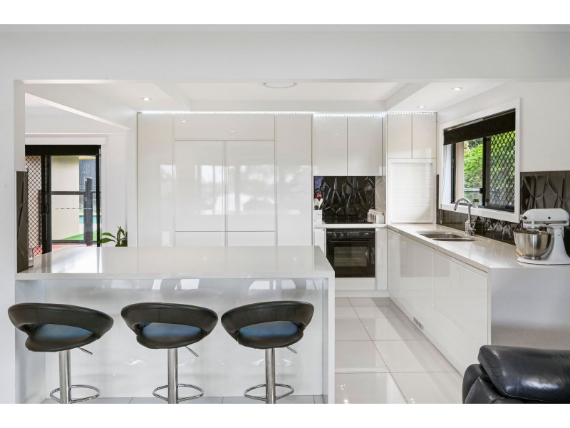 61 Mackenzie Street, Mount Lofty QLD 4350