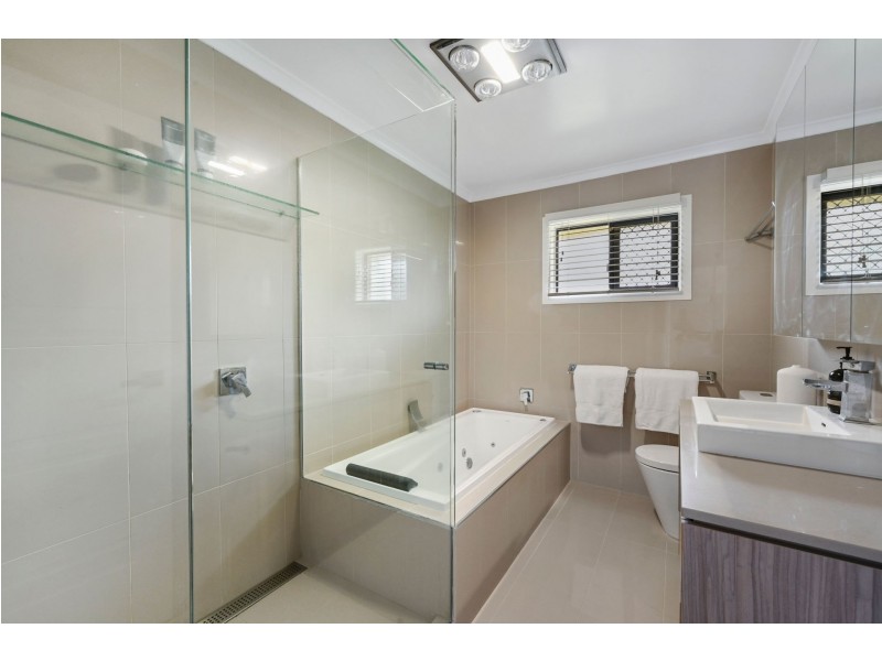 61 Mackenzie Street, Mount Lofty QLD 4350