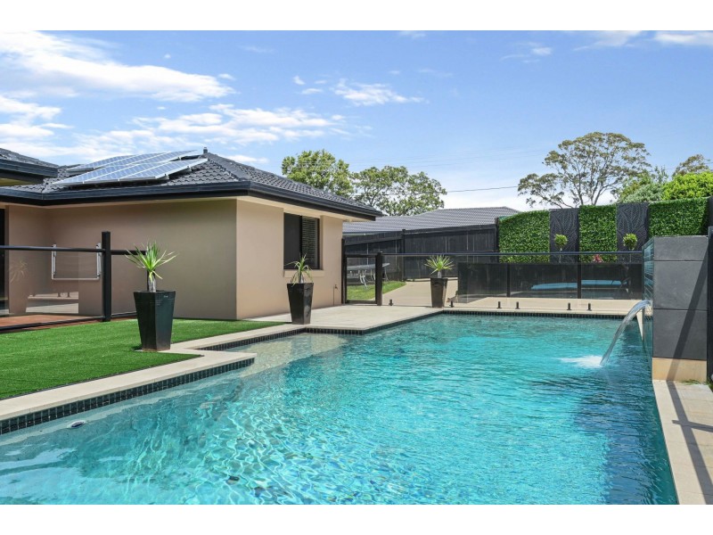 61 Mackenzie Street, Mount Lofty QLD 4350