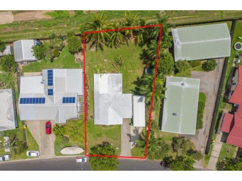 10 Kangaroo st, Bentley Park QLD 4869