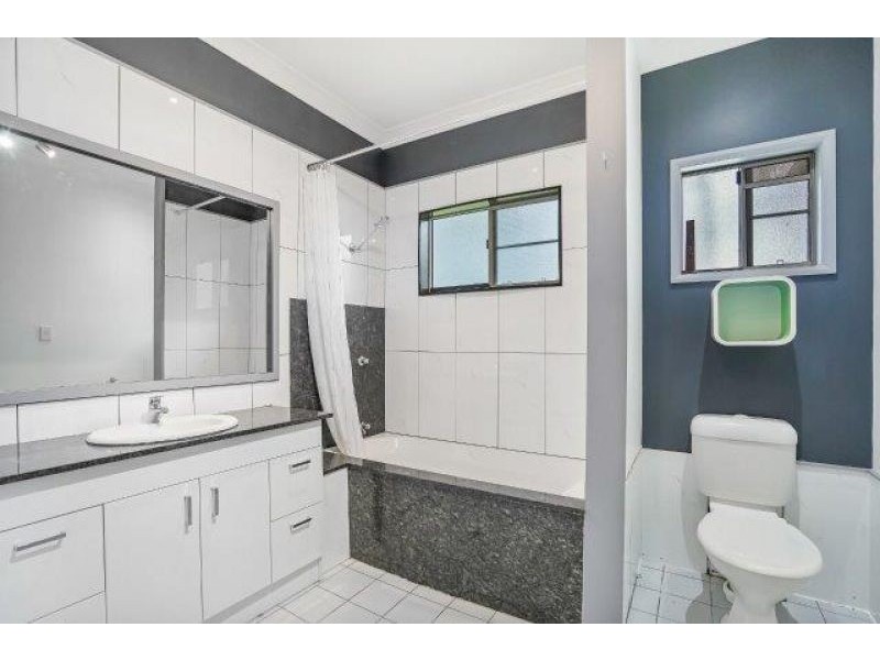 10 Kangaroo st, Bentley Park QLD 4869