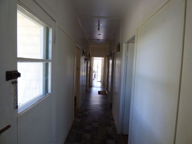 10 Moore St, Dirranbandi QLD 4486