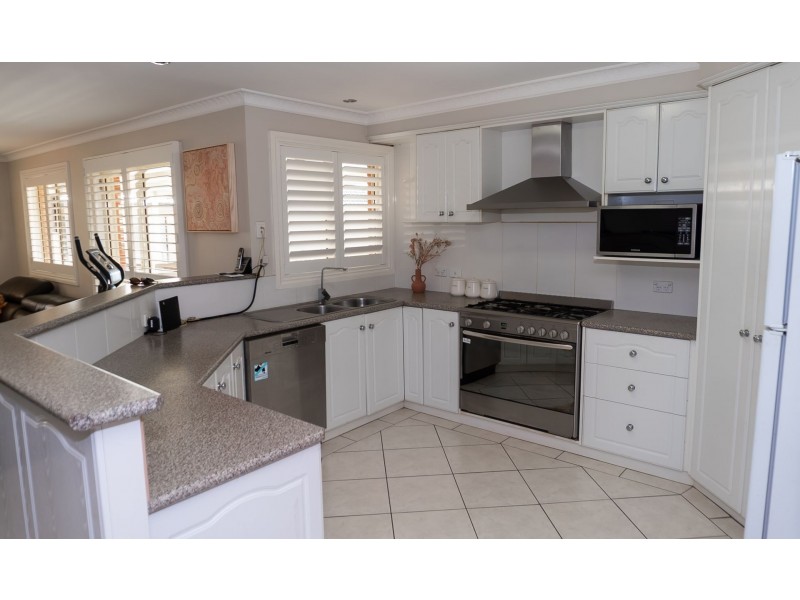 26 Atherton Crescent, Tatton NSW 2650