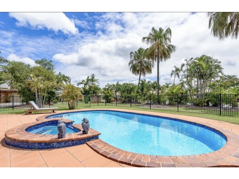 18/21 St Kevins Ave, Benowa QLD 4217