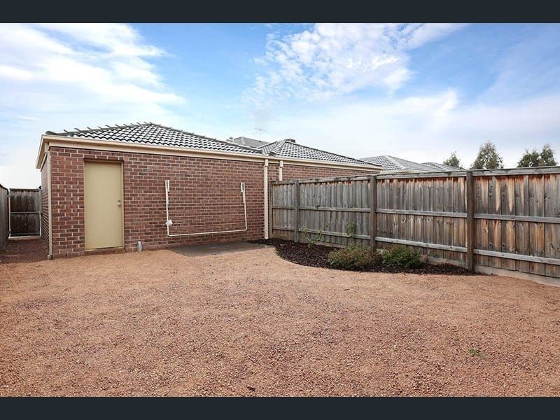32 Featherbrook Drive, Point Cook VIC 3030