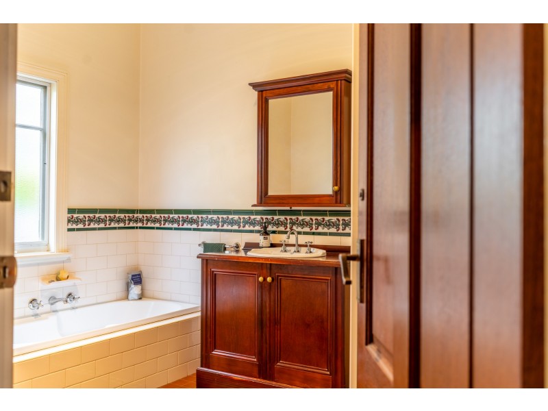 24 Deakin Street North, Hampton VIC 3188