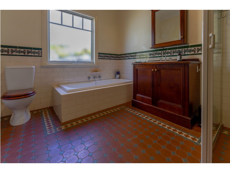 24 Deakin Street North, Hampton VIC 3188