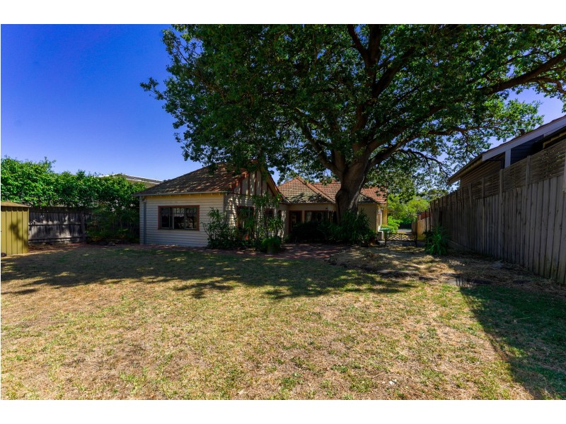 24 Deakin Street North, Hampton VIC 3188