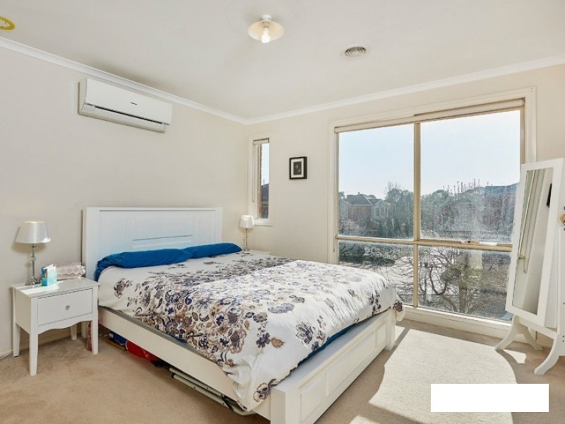 12 St Laurent Rise, Knoxfield VIC 3180