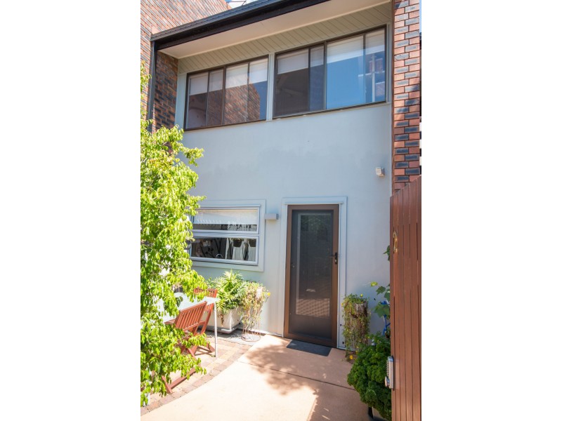 2/160 Pine Street, Wynnum QLD 4178
